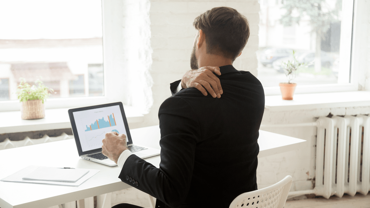 Πόνος στην πλάτη από καθιστική εργασία στον υπολογιστή