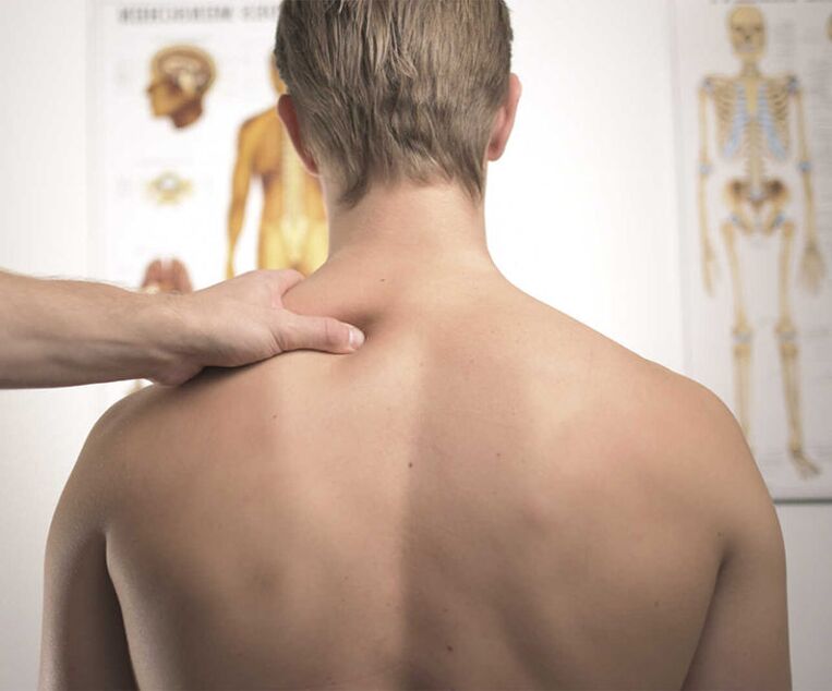 Διαγνωστική εξέταση ασθενούς με αυχενική οστεοχονδρωσία για να συνταγογραφηθεί ένα σχέδιο θεραπείας